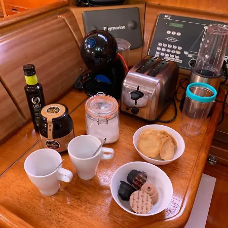 Barco Puravida Hotel na wodzie *