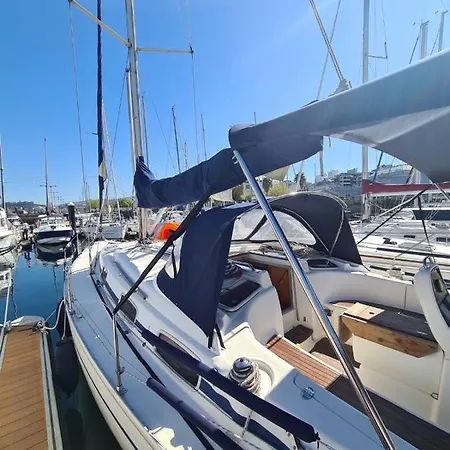 Barco Puravida ספינת מלון ויגו